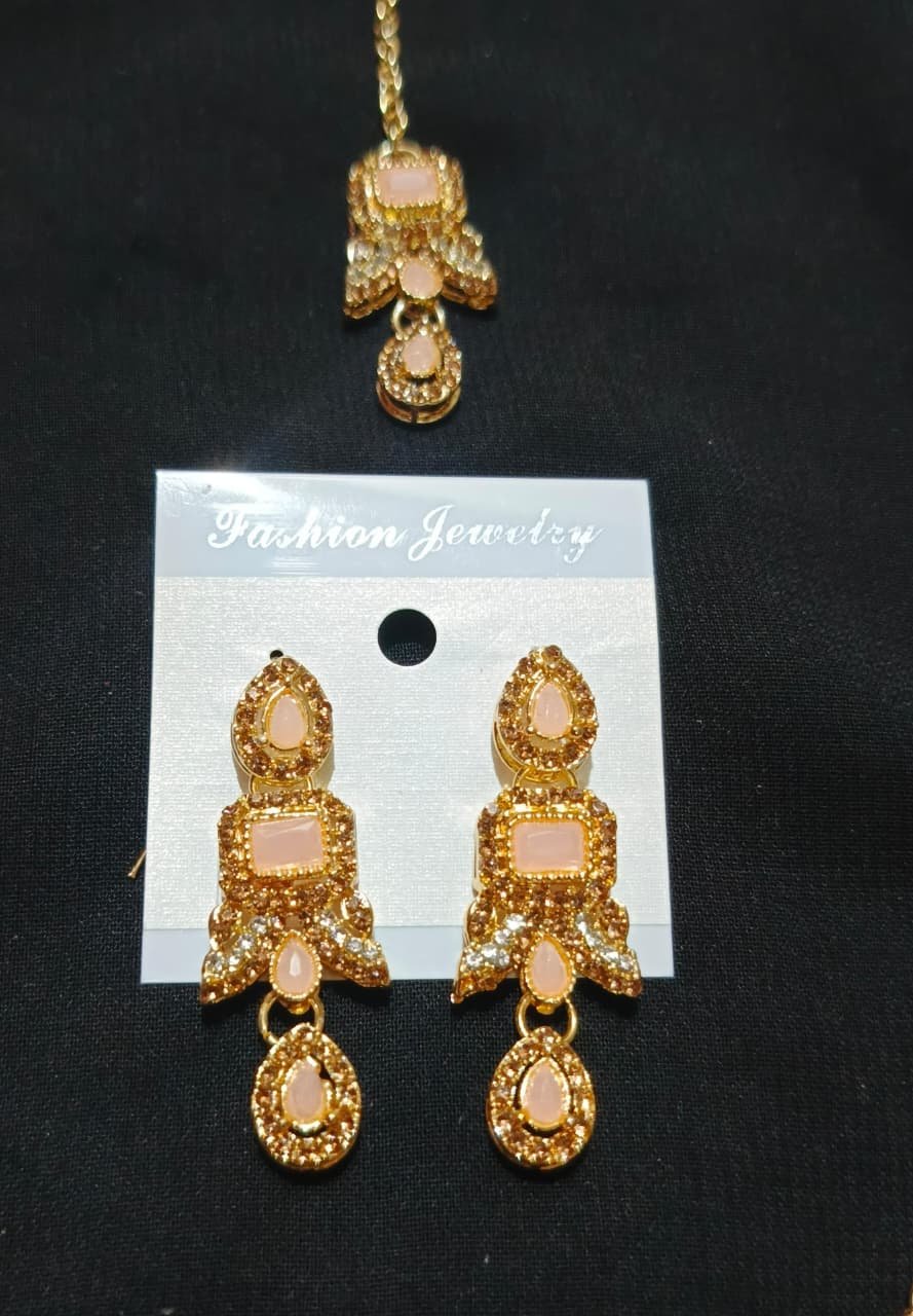 Elegant Gold-color Kundan style and Stone Studded Choker daimond cut Necklace Set with Maang Tikka and Earrings - Image 9