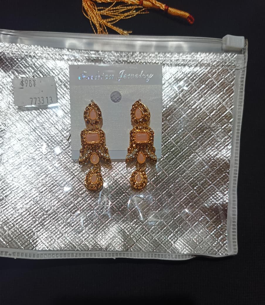 Elegant Gold-color Kundan style and Stone Studded Choker daimond cut Necklace Set with Maang Tikka and Earrings - Image 8