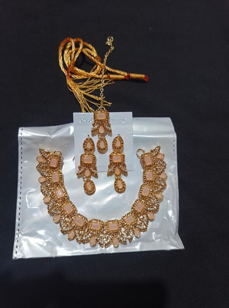Elegant Gold-color Kundan style and Stone Studded Choker daimond cut Necklace Set with Maang Tikka and Earrings - Image 7