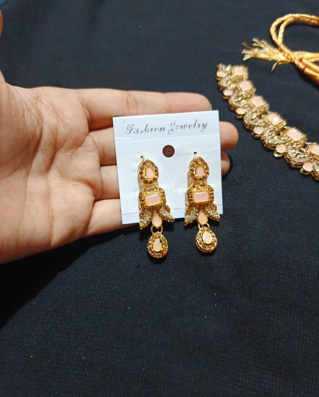 Elegant Gold-color Kundan style and Stone Studded Choker daimond cut Necklace Set with Maang Tikka and Earrings - Image 4