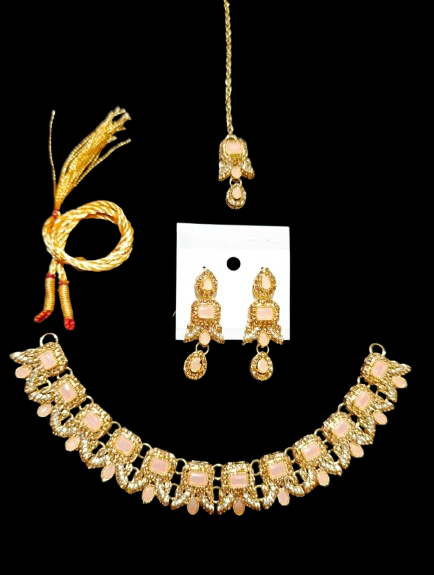 Elegant Gold-color Kundan style and Stone Studded Choker daimond cut Necklace Set with Maang Tikka and Earrings - Image 10